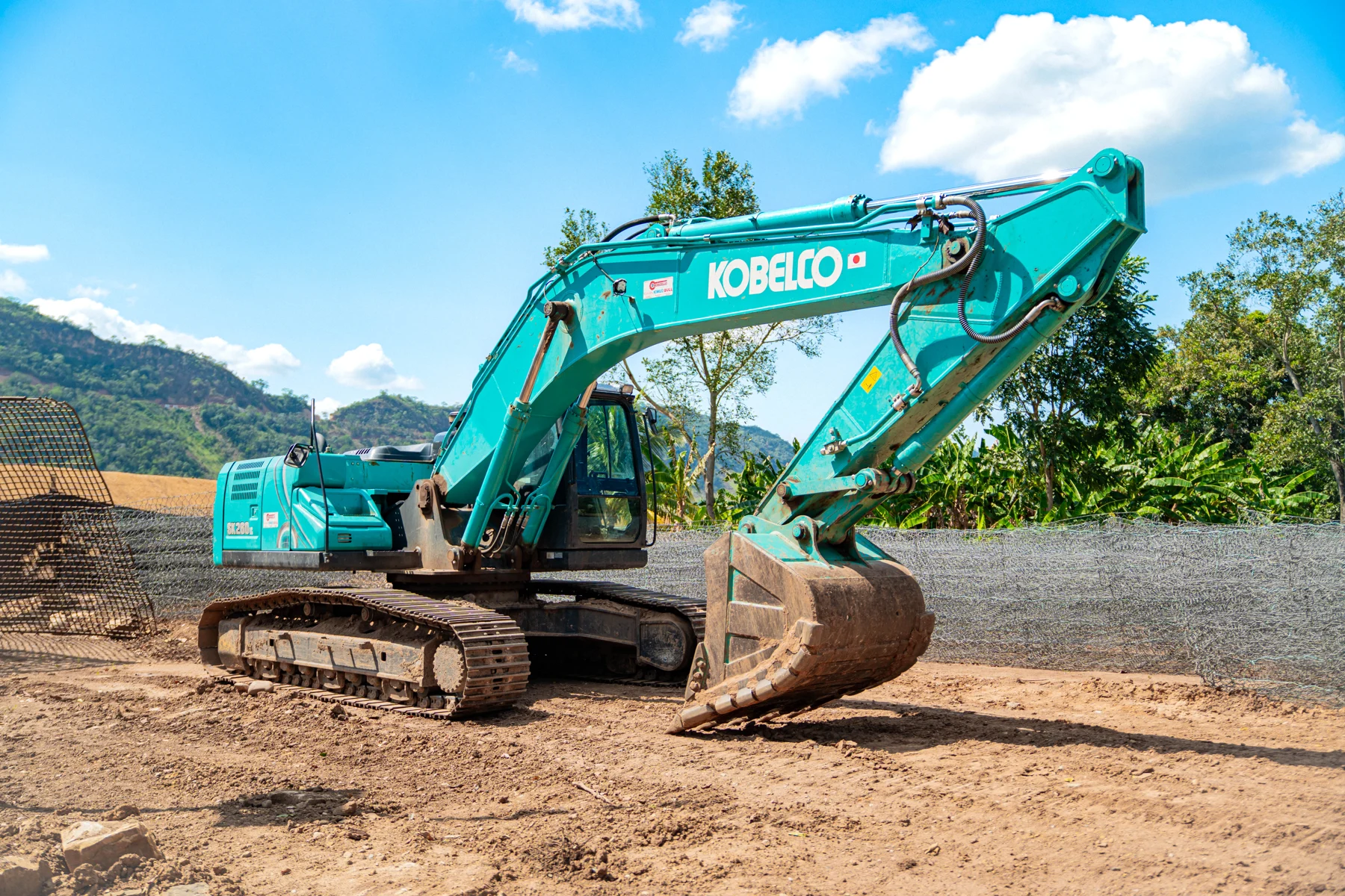 Excavadora Kobelco SK260 — vista general